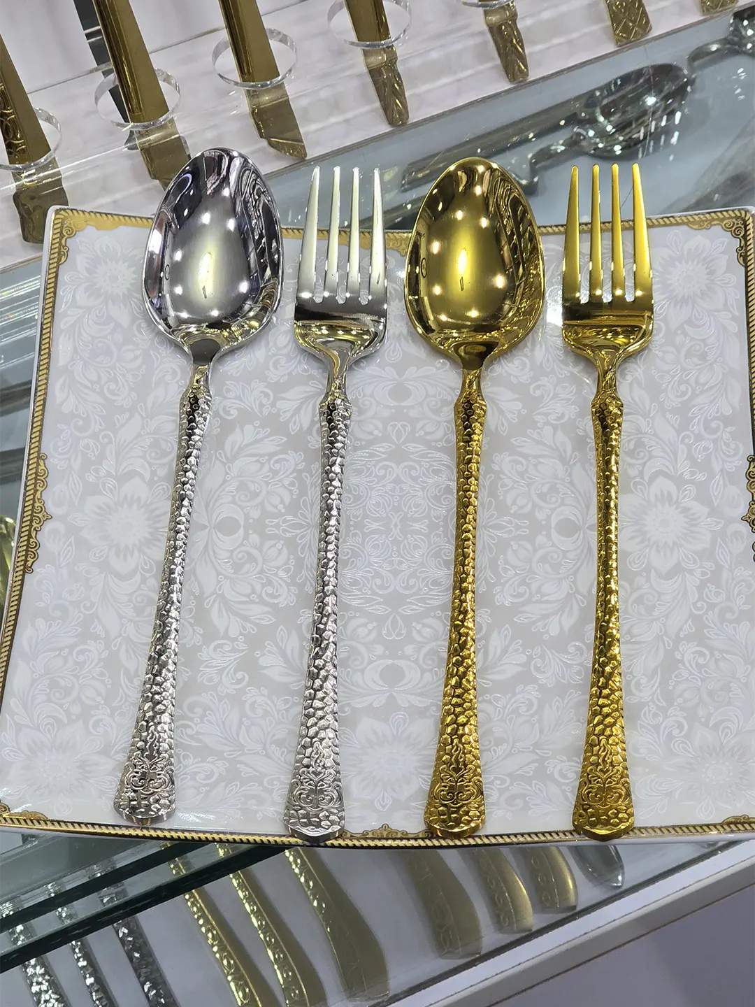 سرویس قاشق چنگال یونیک آلمان 24 نفره 120 پارچه نقره ای و طلایی سرویس قاشق چنگال یونیک آلمان 24 نفره 120 پارچه نقره ای و طلایی