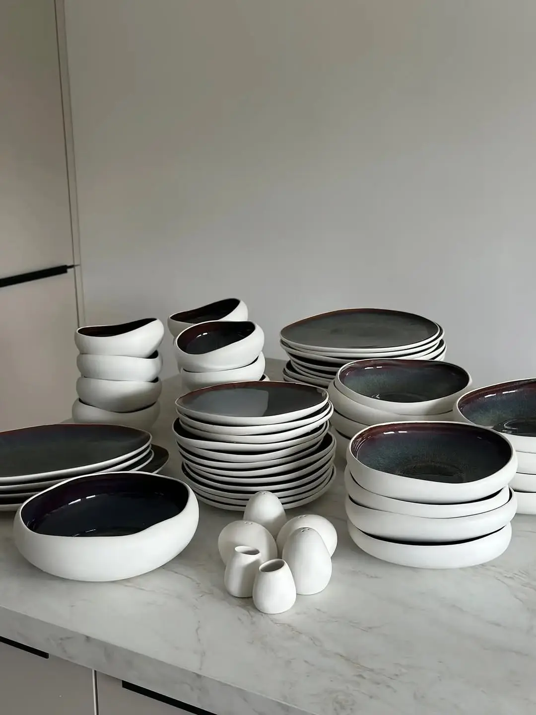 سرویس غذاخوری ترک 12 نفره Karaca دفرمه سفید مشکی (1) سرویس غذاخوری ترک 12 نفره Karaca دفرمه سفید مشکی