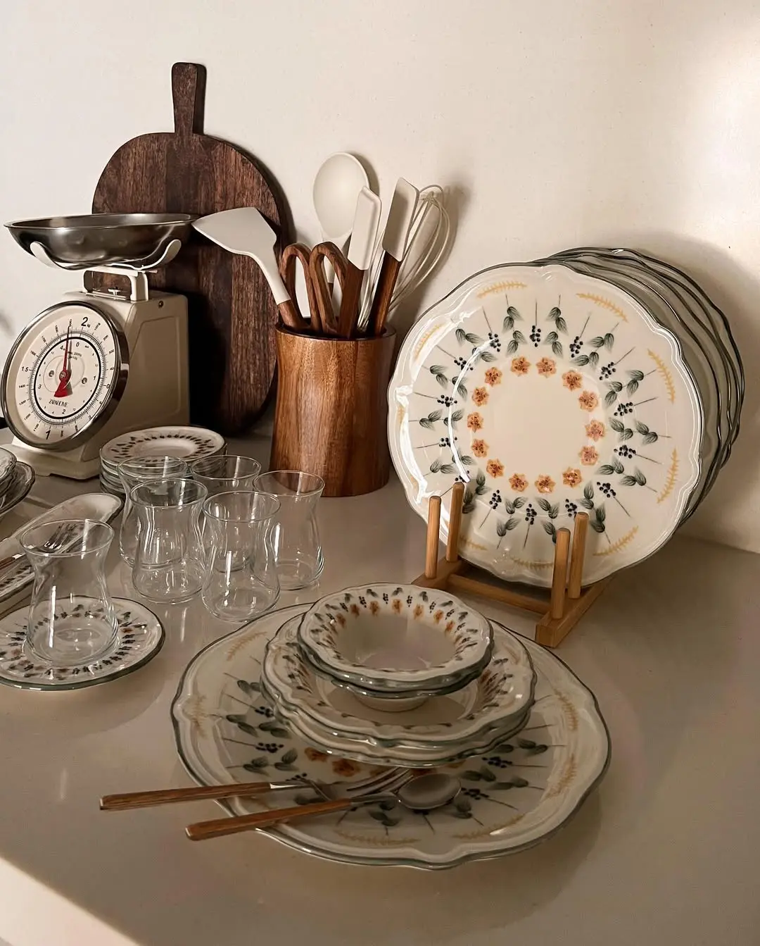 سرویس عصرانه و صبحانه خوری 6 نفره 26 پارچه Bella Maison مدل Adelina (1) سرویس عصرانه و صبحانه خوری 6 نفره 26 پارچه Bella Maison مدل Adelina